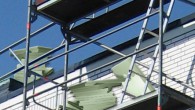 Der Energieverbrauch als wichtiger Indikator bei der Suche nach einer Wohnung oder Haus In Zeiten steigender Energiepreise stellt sich bei der Suche nach einer Immobilie immer häufiger die Frage, wie hoch sind meine Energiekosten aktuell und wie entwickeln sich in Zukunft diese Nebenkosten auf Grund der immer schneller steigenden Energiepreise.
Natürlich sind die Lage einer Immobilie und deren Ausstattung wohl immer noch die wichtigsten Kriterien, aber was nützt eine tolle Wohnung, wenn diese keine oder keine ausreichende Wärmedämmung, moderne Heizungsanlage oder isolierte Heizungsrohre besitzt?
Da die Energiepreise nicht sinken werden, sollte daher vermehrt darauf geachtet werden, ob eine Wohnung Heizenergie in dieser belässt oder durch alte und undichte Fenster bzw. eine schlechte Fassadendämmung direkt ins Freie leitet.
